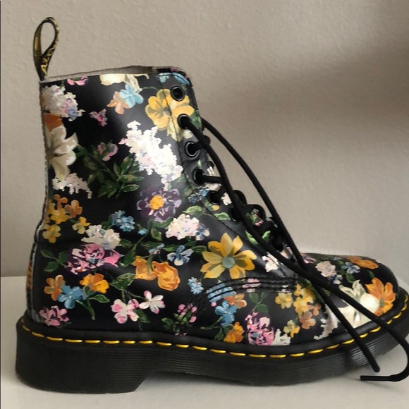 Dr. Martens Shoes - Dr Martens Floral classic boots 7